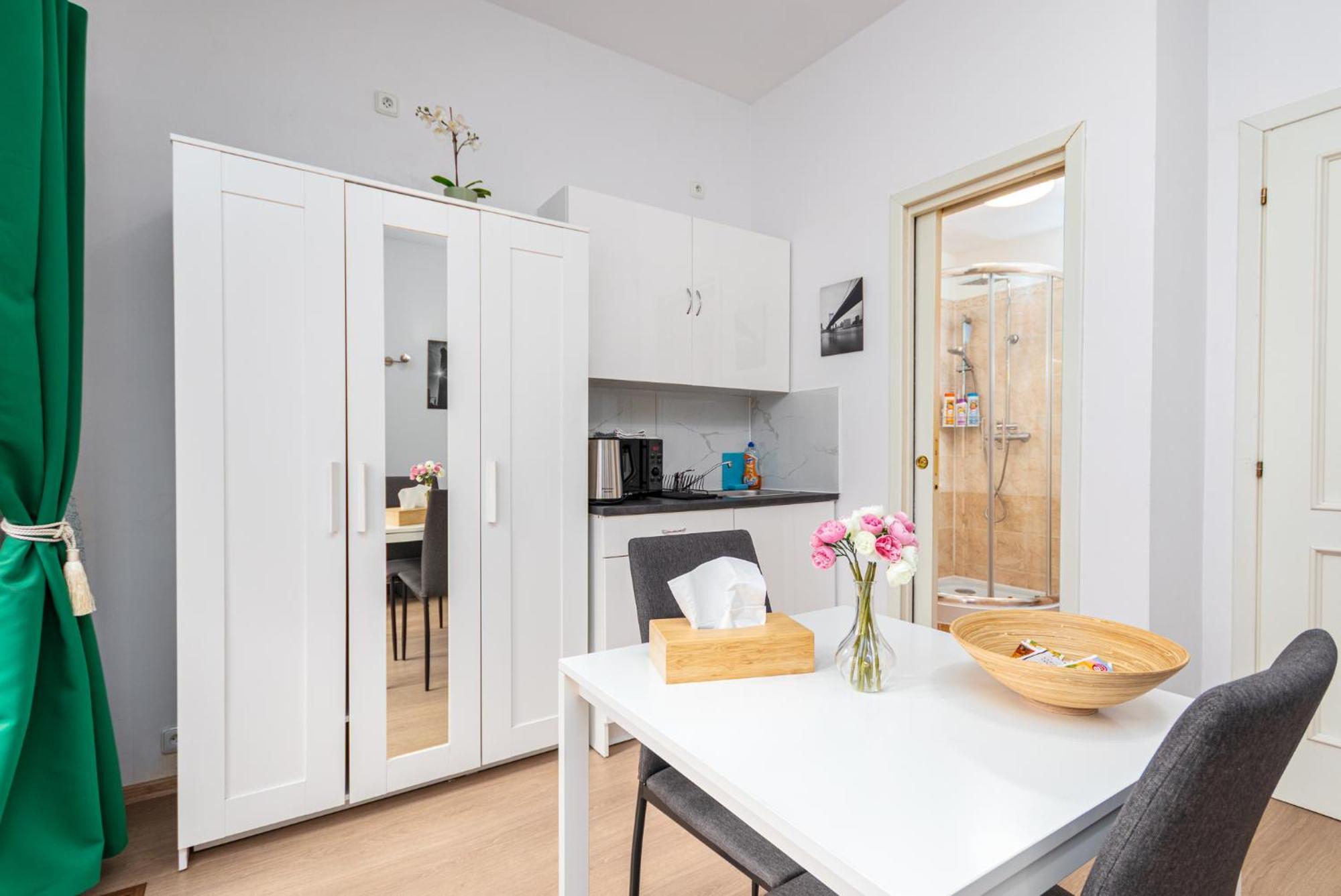 Private Retreat Close To Stations In Praha 3 מראה חיצוני תמונה