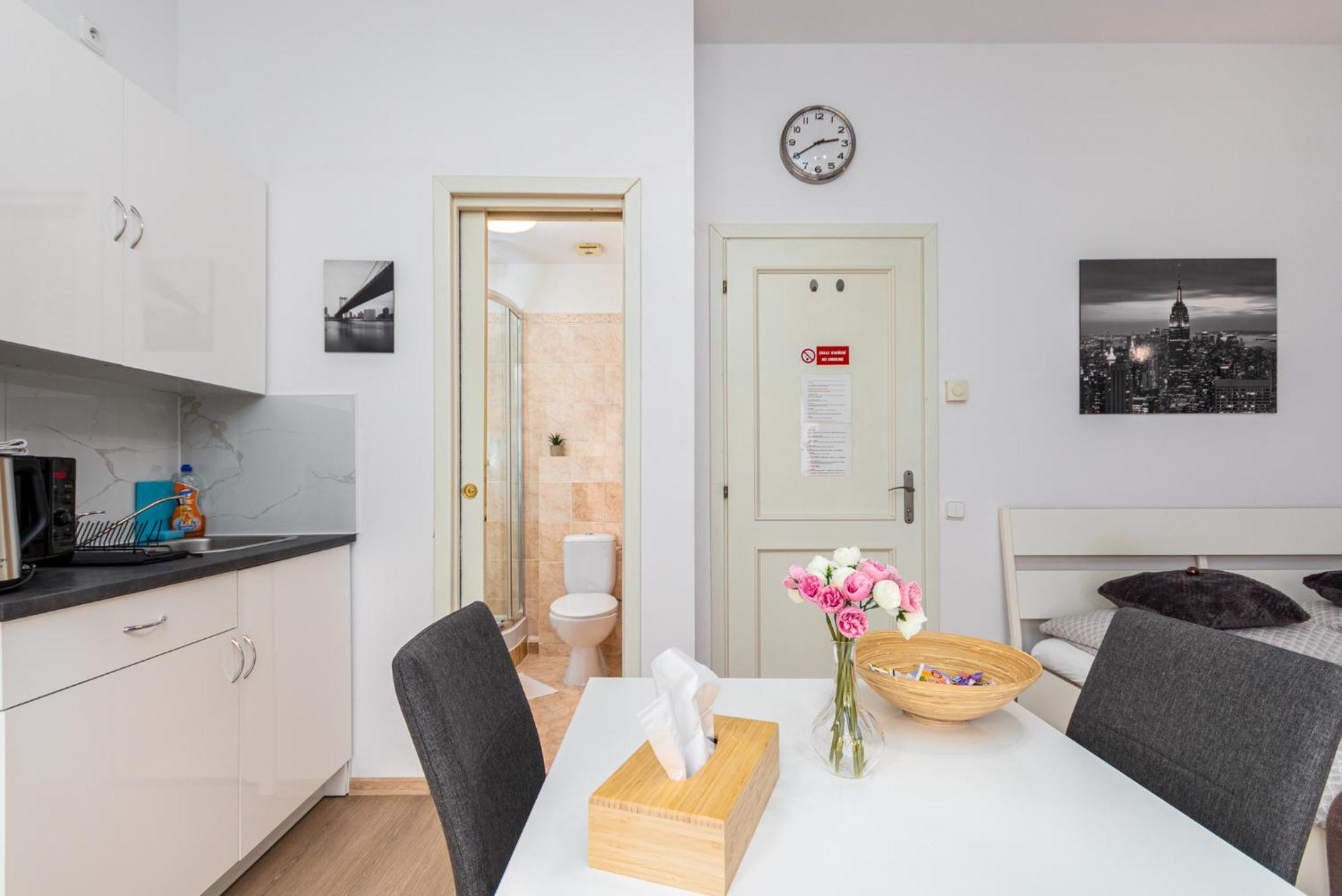 Private Retreat Close To Stations In Praha 3 מראה חיצוני תמונה