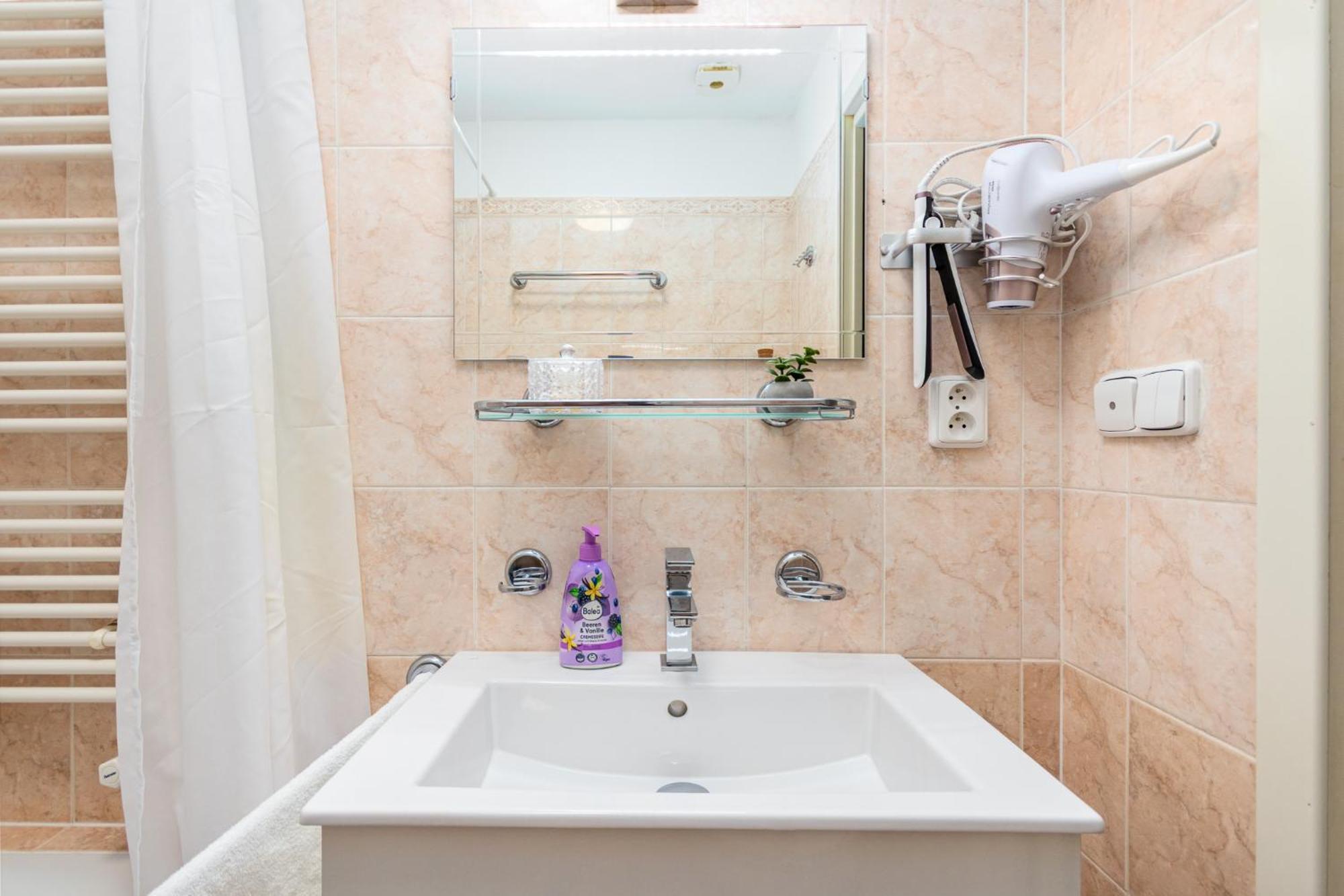 Private Retreat Close To Stations In Praha 3 מראה חיצוני תמונה